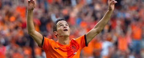 afellay-arms-aloft490ai