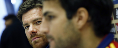 XabiAlonso-fabregas-in-foreground490ai