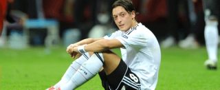 ozil-sitting490ai