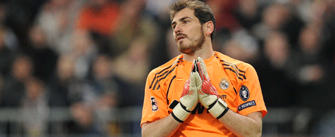 casillas-hands-clasped490ai