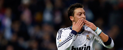 ozil-kiss490ai