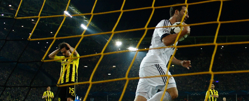 higuain-picks-up-ball490ai