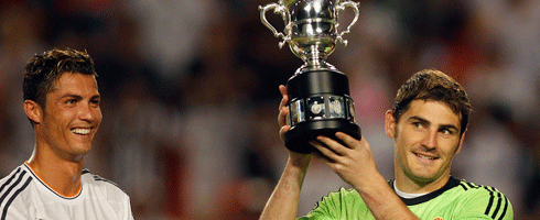 ronaldo-casillas-trophy490a