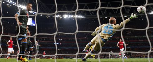 arsenal-napoli-ozil-goal490ai