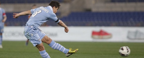 hernanes-shot490ai