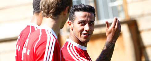 thiago-bayern-teammates490ai