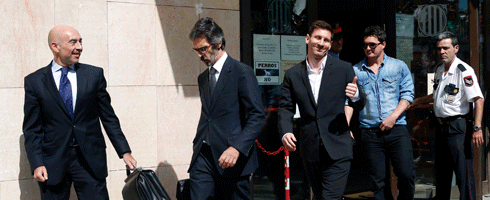messi-thumbs-up-court490ai