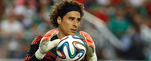 ochoa-hands-ball490ai