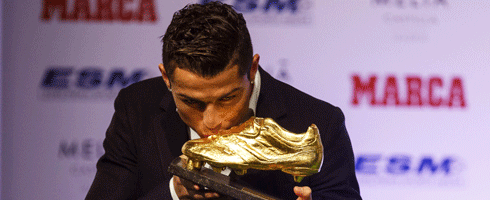 ronaldo-kisses-golden-boot4