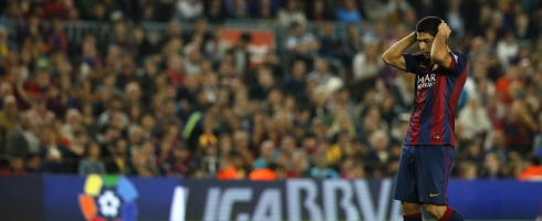 suarez-head-hands-barca490ai