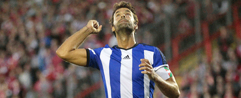 xabi-prieto-looks-up