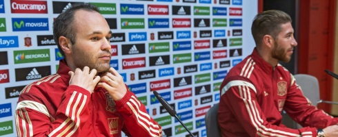 iniesta-ramos-spain490epa
