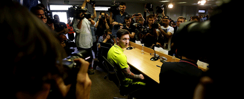 messi-press-side-view490epa