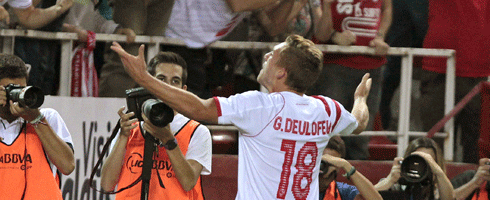 deulofeu-celebrates-arms-wi