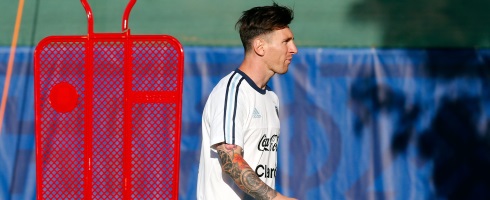 messi-argentina-red490epa