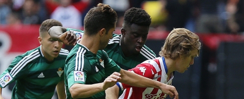 halilovic-surrounded-betis490epa