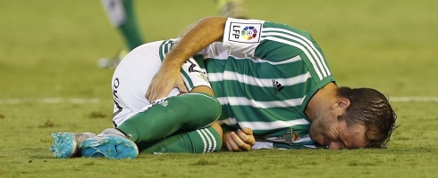 van-der-vaart-injured490epa
