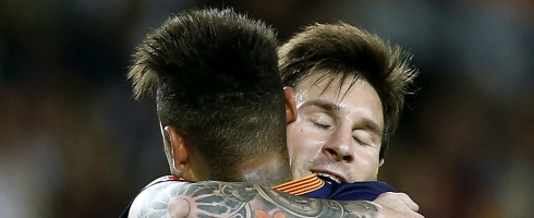 neymar-messi-hug490epa
