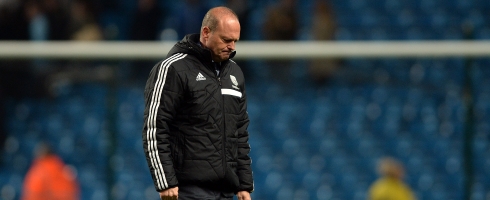 pepe-mel-looking-down490epa