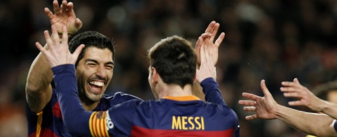 suarez-messi-highfive490epa