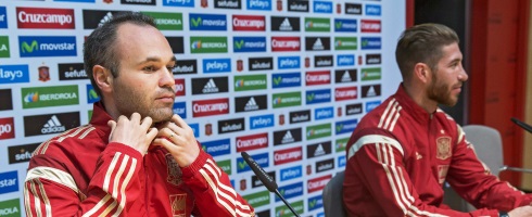 iniesta-ramos-spain490epa