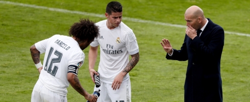 zidane-talking-touchline490epa