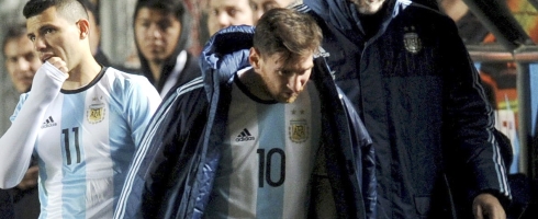 messi-injured-argentina490epa