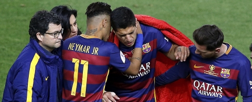 suarez-injured-teammates490epa