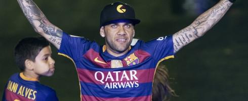 alves-barca-celebrating490epa