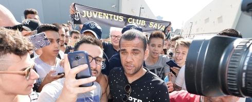 alves-juventus-crowd490epa