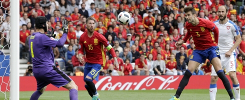 cech-ramos-pique-again490epa
