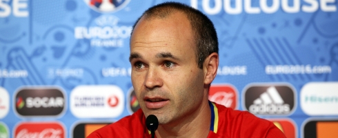 iniesta-presser-euros490epa