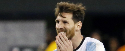 messi-hands-chile490epa