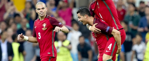 pepe-ronaldo-celebrating-por490epa