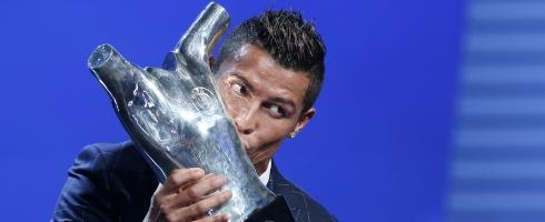 ronaldo-kissing-uefa-award-epa260816
