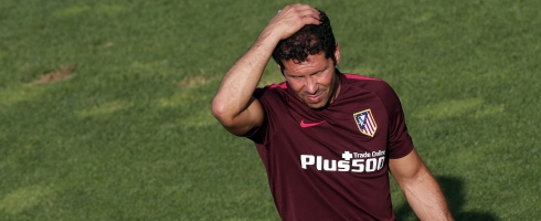 simeone-hand-head-epa190816