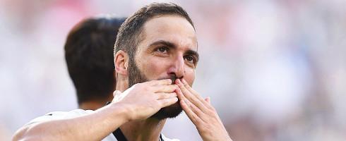 Higuain-J-kiss1609epa