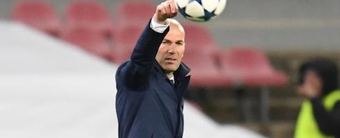 zidane-ball-touchline-epa070317