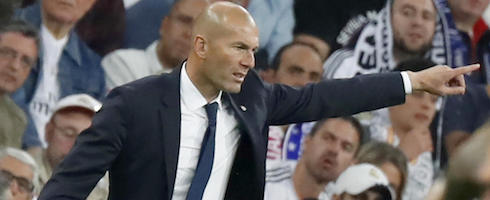 zidane-pointing-epa020517