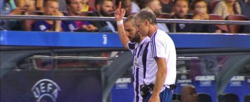 Higuain-1709-finger-tw_0