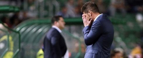 simeone-headinhands-epa26102017_0