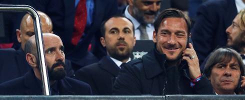 Monchi-1804-Totti-stands-epa