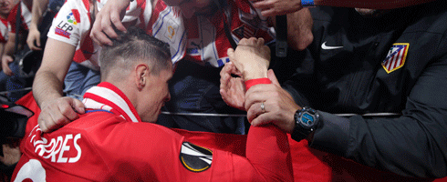 torres-celebrates-fans-epa1