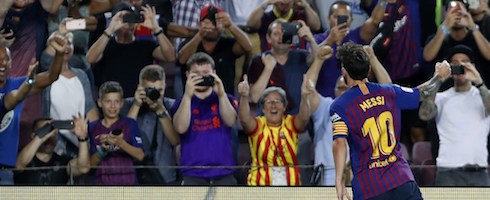 messi-1808-crowd-epa