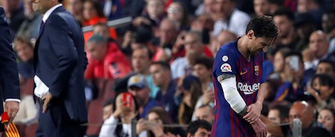 Barcelona's Lionel Messi struggles with an arm injury