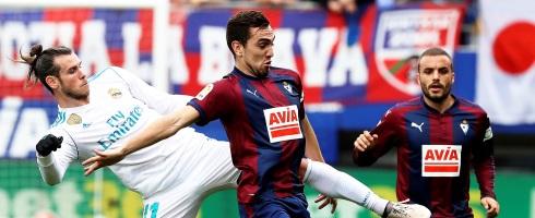 Eibar midfielder Gonzalo Escalante