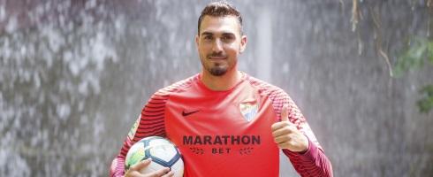 Goalkeeper Roberto while at Malaga