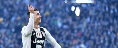 Ronaldo-1812-grin-point-up-epa_1