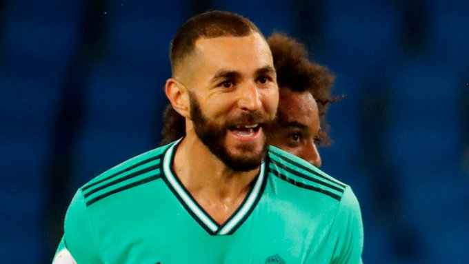 (Video) Controversial Karim Benzema goal puts Real Madrid 2-0 up