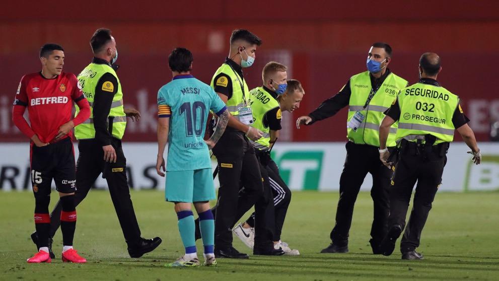 Mallorca Barcelona pitch invader